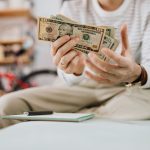 Cum poți economisi mai ușor într-o perioadă cu prețuri tot mai mari. Obiceiurile care îți pot proteja bugetul