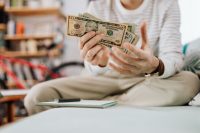 Cum poți economisi mai ușor într-o perioadă cu prețuri tot mai mari. Obiceiurile care îți pot proteja bugetul