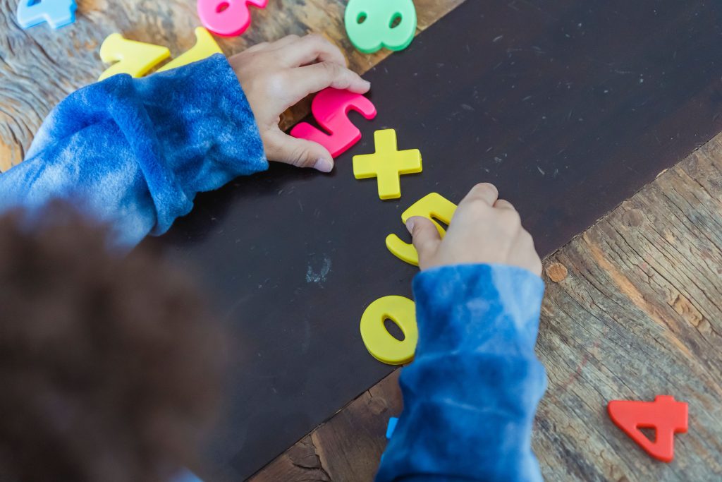 Inteligența artificială ar putea schimba modul în care se predă matematica în școli. Sute de profesori testează noi metode