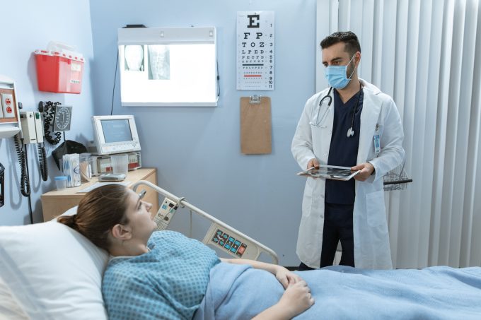 România lansează primul ghid pentru comunicarea diagnosticelor grave. Medicii vor fi pregătiți să transmită mai bine veștile dificile