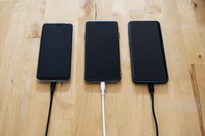 Realme a prezentat un încărcător care poate alimenta complet un smartphone în doar 4 minute și jumătate