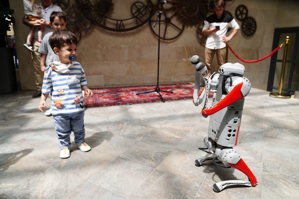 Inteligența artificială transformă roboții în ajutoare pentru casă. Cele mai spectaculoase invenții prezentate la Berlin