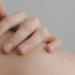 Stresul din primul an de viață ar putea crește de trei ori riscul de psoriazis, arată un studiu
