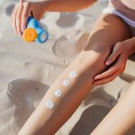 Doar una din cinci creme cu SPF analizate a fost considerată sigură și eficientă. La ce trebuie să fii atent când alegi protecția solară