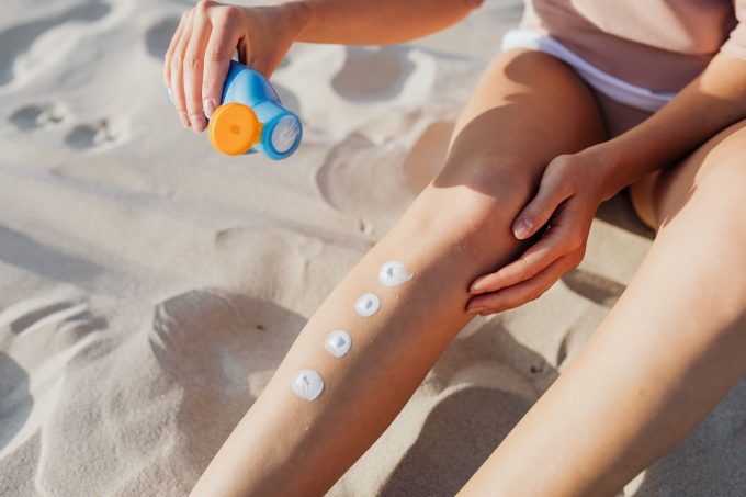 Doar una din cinci creme cu SPF analizate a fost considerată sigură și eficientă. La ce trebuie să fii atent când alegi protecția solară