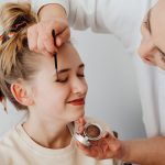 De la joacă la dermatită. Cum ajung produsele cosmetice pentru adulți să afecteze pielea copiilor