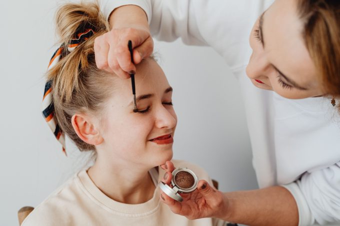 De la joacă la dermatită. Cum ajung produsele cosmetice pentru adulți să afecteze pielea copiilor