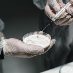Trendul care cucerește TikTok îi îngrijorează pe cercetători. Tot mai mulți tineri folosesc peptide pentru dezvoltarea musculaturii