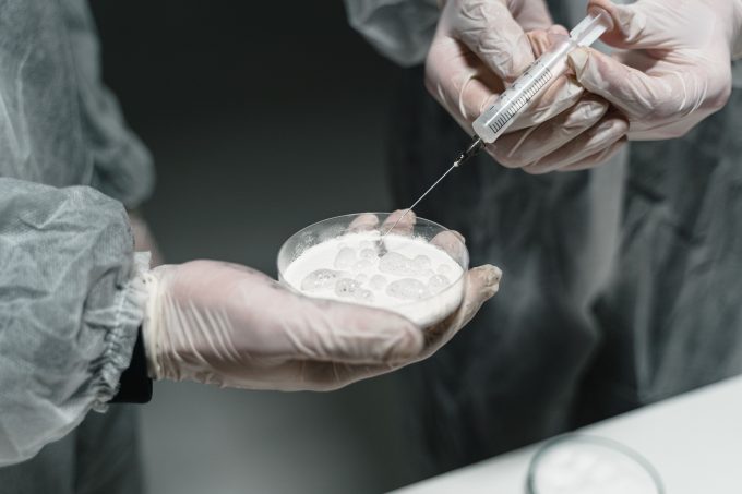 Trendul care cucerește TikTok îi îngrijorează pe cercetători. Tot mai mulți tineri folosesc peptide pentru dezvoltarea musculaturii