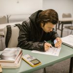 Nu ai promovat BAC-ul? Ce opțiuni ai pentru o calificare și ce salarii poți obține