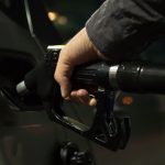 Benzina trece de 10 lei, iar motorina se apropie de noi recorduri. Reducerea accizei nu oprește scumpirile