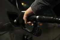Benzina trece de 10 lei, iar motorina se apropie de noi recorduri. Reducerea accizei nu oprește scumpirile