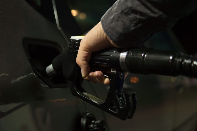 Benzina trece de 10 lei, iar motorina se apropie de noi recorduri. Reducerea accizei nu oprește scumpirile