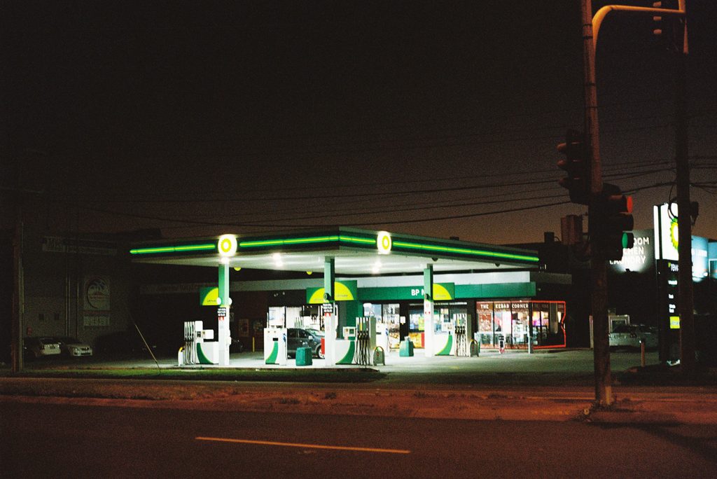 Benzina trece de 10 lei, iar motorina se apropie de noi recorduri. Reducerea accizei nu oprește scumpirile