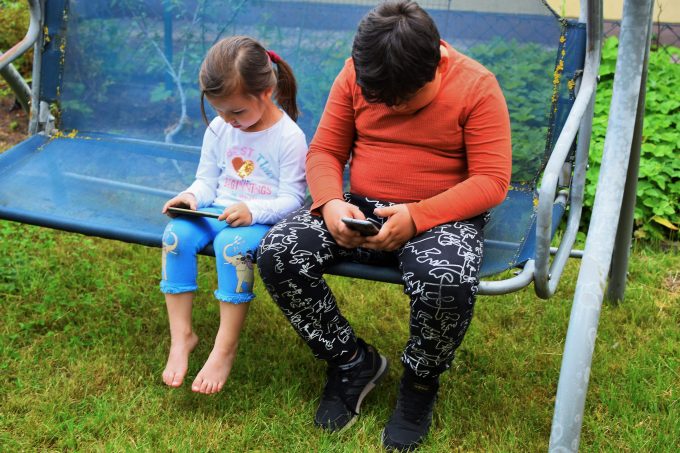 Telefoanele în școli, din nou în centrul dezbaterii. Ce schimbare legislativă se cere în România