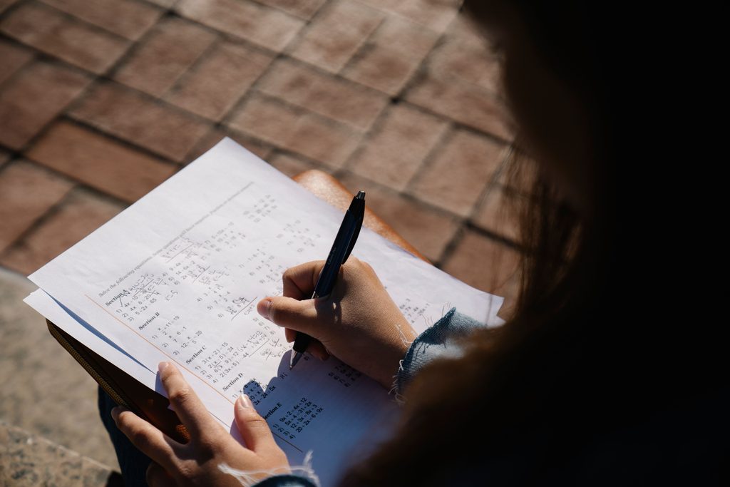 PISA 2025 ridică un nou semnal de alarmă. Cum ar putea AI să slăbească gândirea critică a elevilor