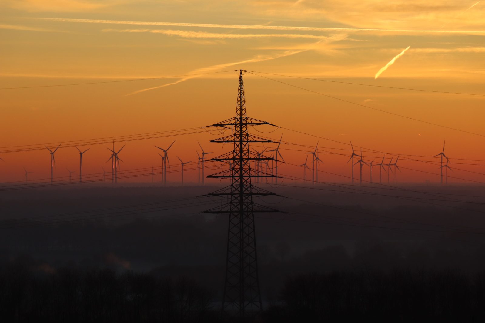 România își extinde rețeaua de energie pe măsură ce se schimbă locurile de producție. Ce proiecte sunt în lucru