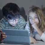 Social media de la vârste mici, asociată cu rezultate școlare mai slabe. Diferența ajunge la șase luni de studiu