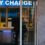 Euro a ajuns la un nou record, dar leul nu este în cădere liberă. Ce urmăresc investitorii