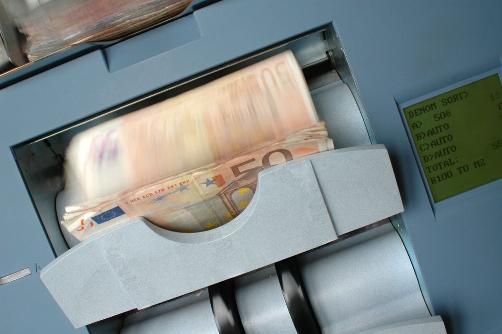 Euro a ajuns la un nou record, dar leul nu este în cădere liberă. Ce urmăresc investitorii
