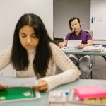 99 de elevi cu media 10 la examenele naționale primesc bani de la Guvern. Cât valorează premiile