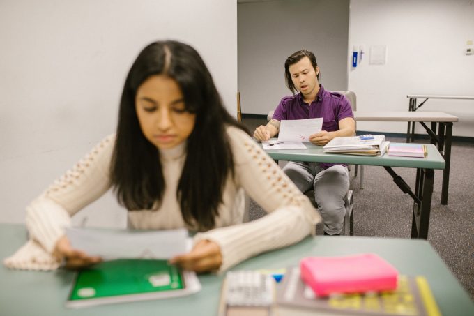 99 de elevi cu media 10 la examenele naționale primesc bani de la Guvern. Cât valorează premiile