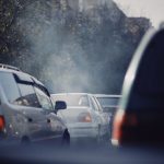 Mașinile poluante ar putea fi restricționate în orașele din România. Termenul pentru noile zone de emisii reduse