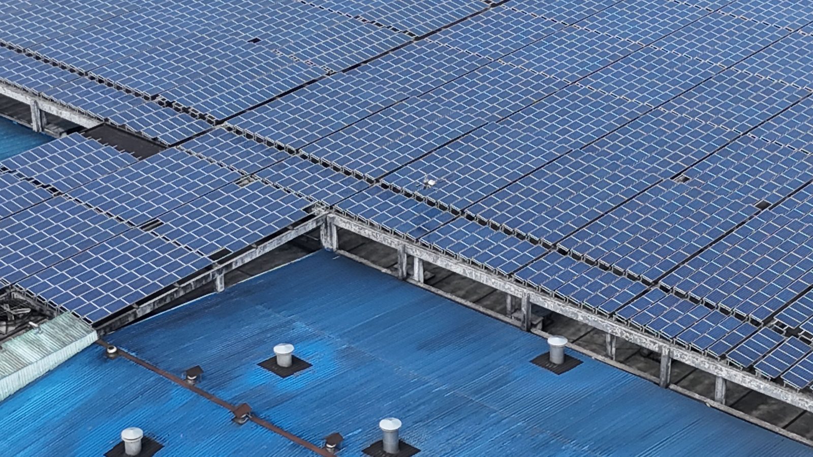 Parcările mall-urilor și supermarketurilor ar putea produce energie solară. Ce prevede propunerea