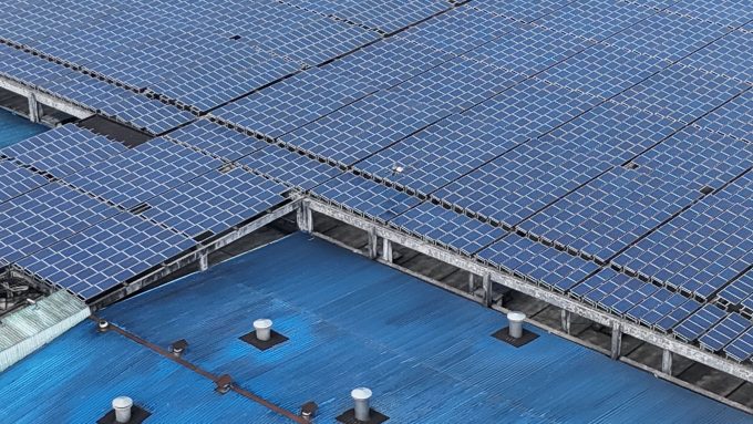 Parcările mall-urilor și supermarketurilor ar putea produce energie solară. Ce prevede propunerea