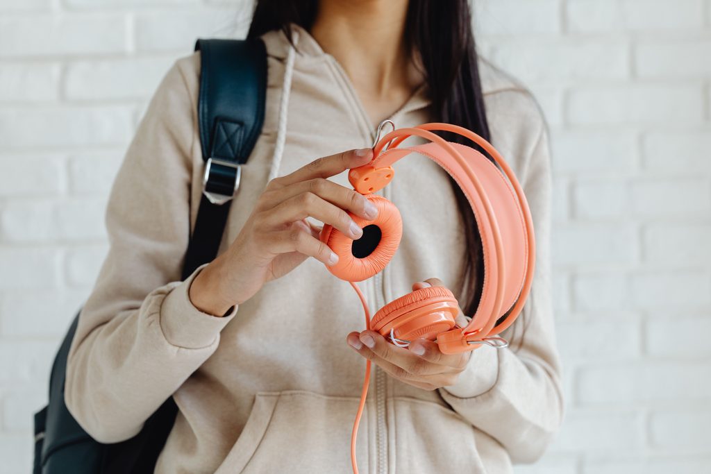 De ce tot mai mulți tineri nu renunță la căști nici măcar câteva minute. Ce spun specialiștii despre acest obicei
