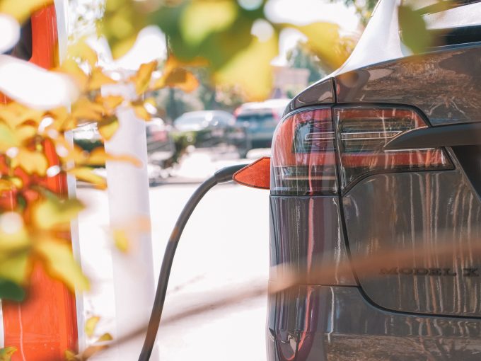 Mașinile electrice și hibride domină interesul la salonul auto din București. Ce avantaje oferă mărcile asiatice