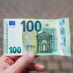 Euro pierde teren în fața dolarului și ajunge la minimul ultimelor 17 luni. Franța pune presiune pe moneda europeană