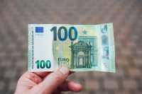 Euro pierde teren în fața dolarului și ajunge la minimul ultimelor 17 luni. Franța pune presiune pe moneda europeană