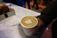 Cafeaua schimbă bacteriile din intestin și poate influența creierul. Ce au descoperit cercetătorii