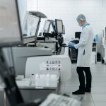 Testarea pe animale pentru medicamente ar putea fi înlocuită treptat. Ce alternative vor autoritățile