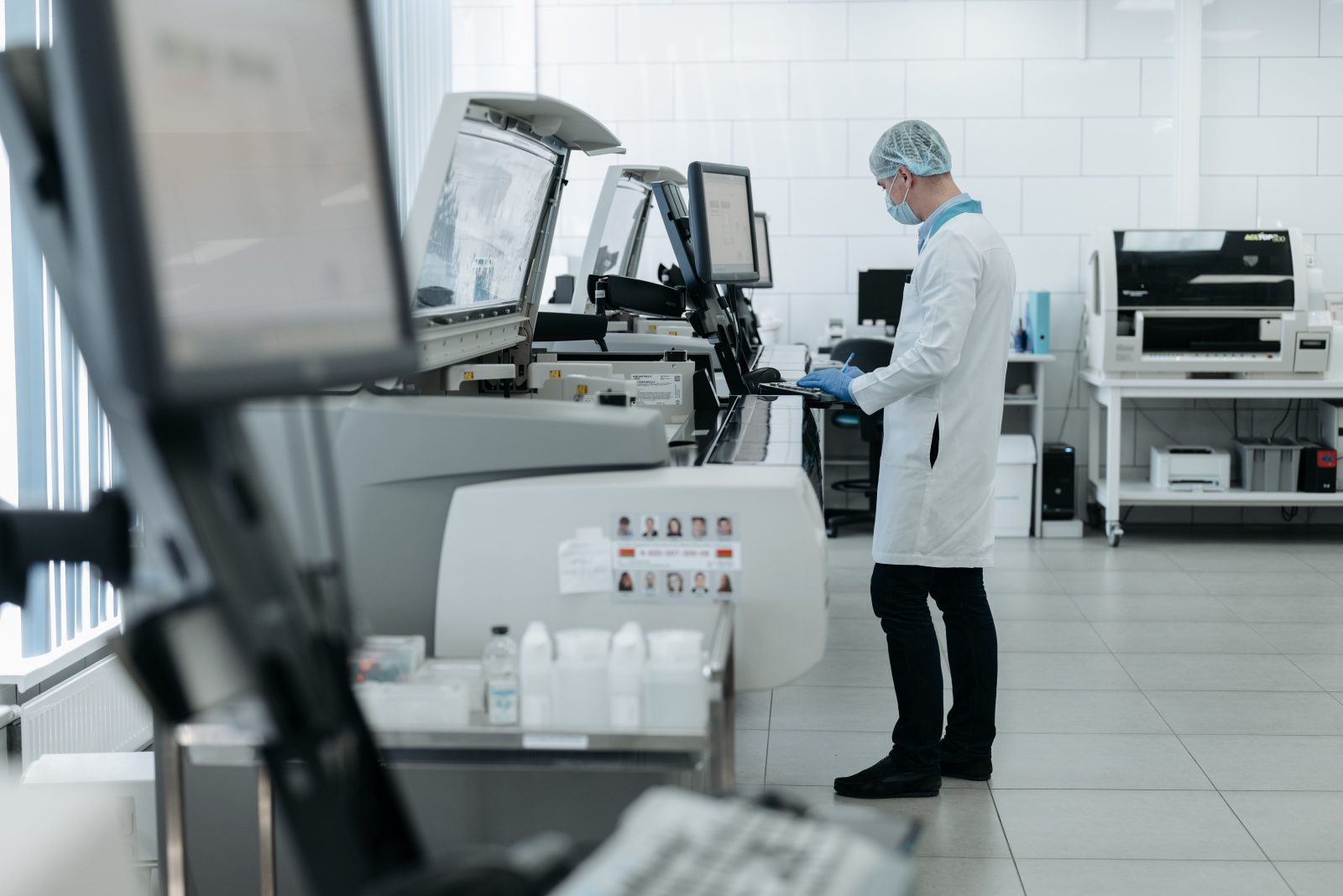 Testarea pe animale pentru medicamente ar putea fi înlocuită treptat. Ce alternative vor autoritățile