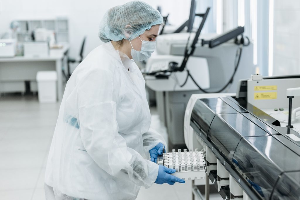 Testarea pe animale pentru medicamente ar putea fi înlocuită treptat. Ce alternative vor autoritățile