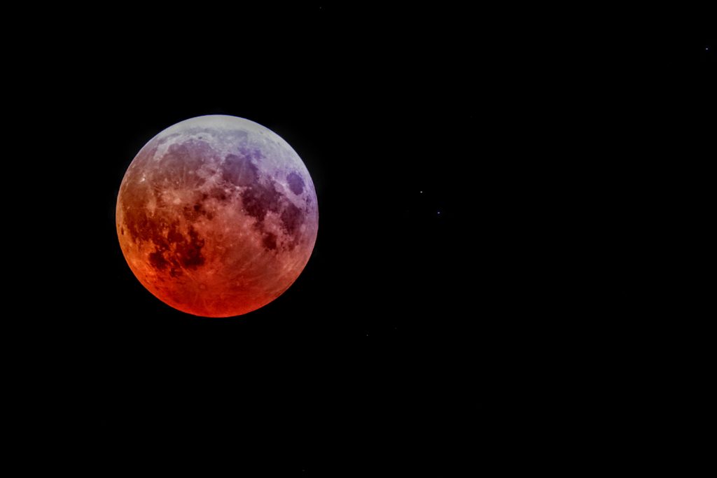 Cum vrea NASA să facă posibilă viața pe Lună: trei misiuni pentru găsirea apei și a unor adăposturi naturale