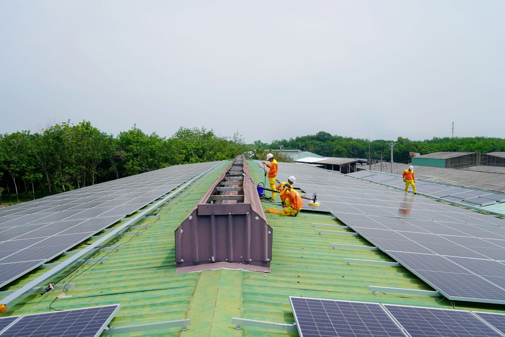 Parcările mall-urilor și supermarketurilor ar putea produce energie solară. Ce prevede propunerea